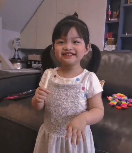 หนุ่ม ศรราม ทำหน้าที่พ่อดูแลลูกสาว น้องวีจิ เป็นอย่างดี