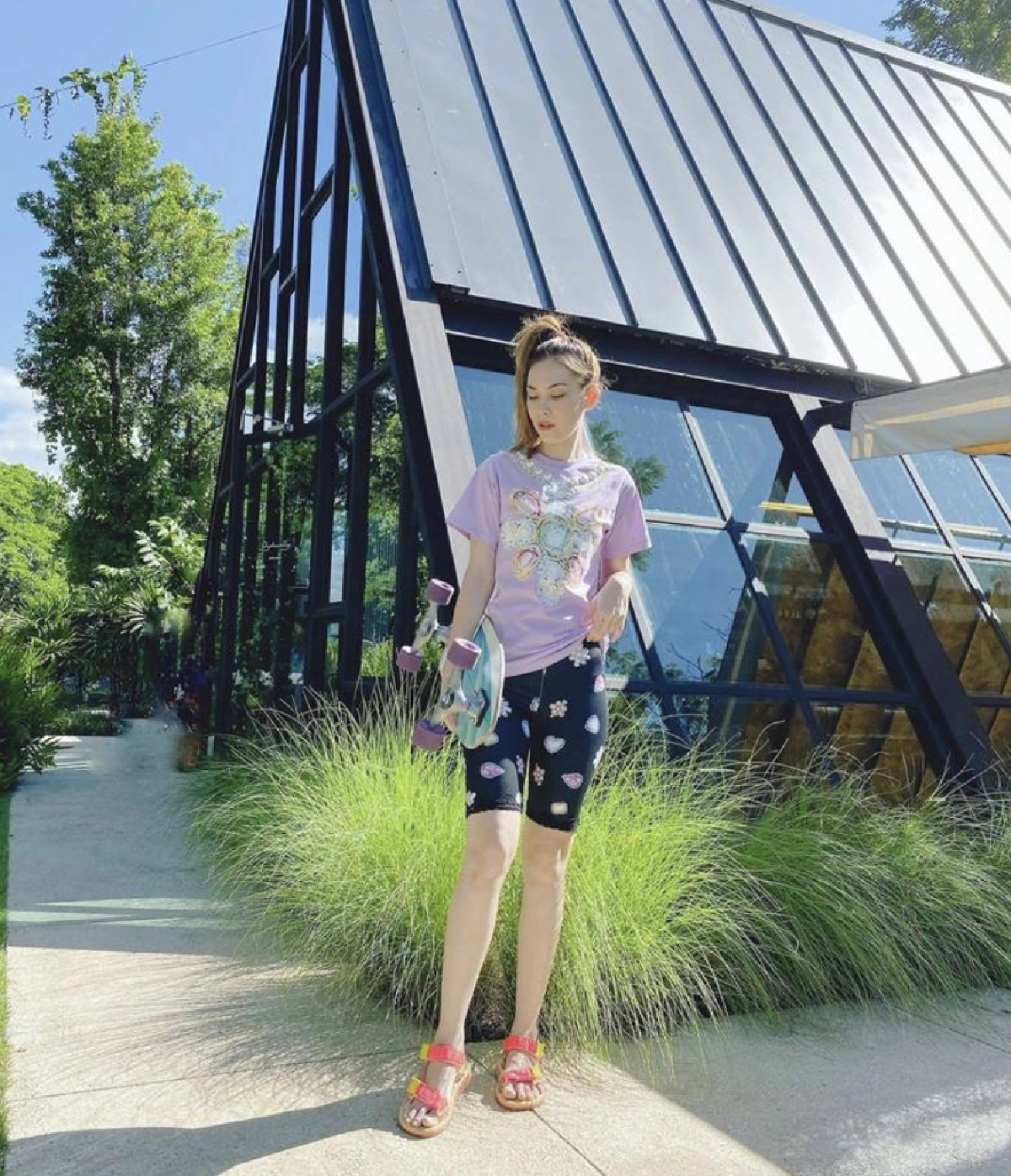 ชีวิตล่าสุด “แมท ภีรนีย์” ช่วยสงกรานต์ เสิร์ฟกาแฟ-ล้างจาน โบนันซ่า เขาใหญ่ !