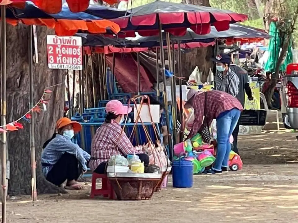 เปิดภาพผู้"ประกอบการเตียงผ้าใบ"ชายหาดชะอำ จากวันละหกพัน เหลือแค่สามร้อย