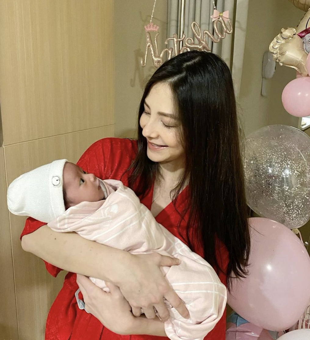 นาตาลี พาทายาทหมื่นล้าน น้องนาตาชา กลับบ้านครั้งแรกหลังคลอด 26 วัน