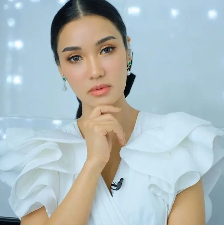 ทีมงานรีบวิ่งมาช่วย ชมพู่ ก่อนบ่าย วูบหมดสติขณะถ่ายรายการสด
