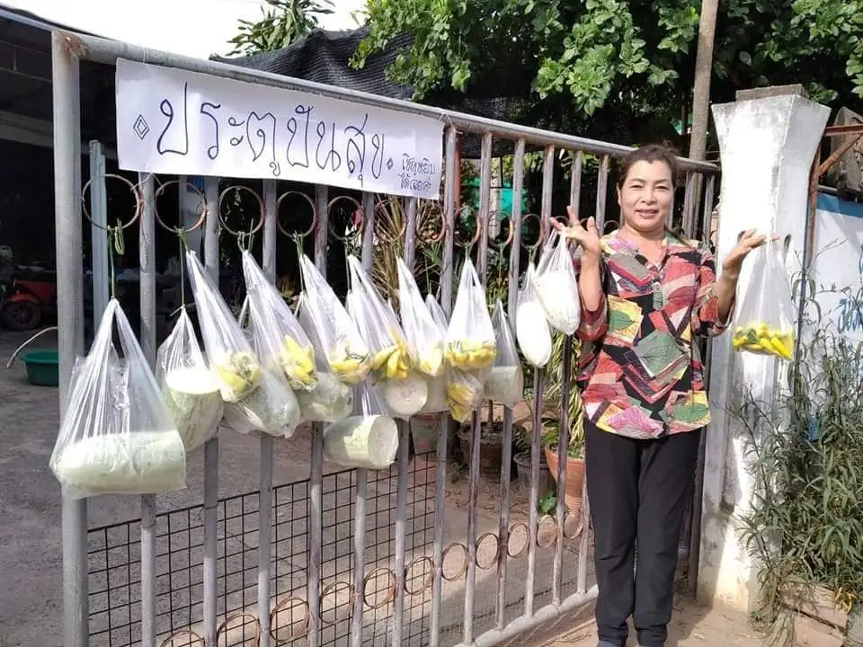 คุณยายโคราชใจบุญ ปิ๊งไอเดียทำประตูปันสุข แจกจ่ายผักผลไม้ให้คนในหมู่บ้าน