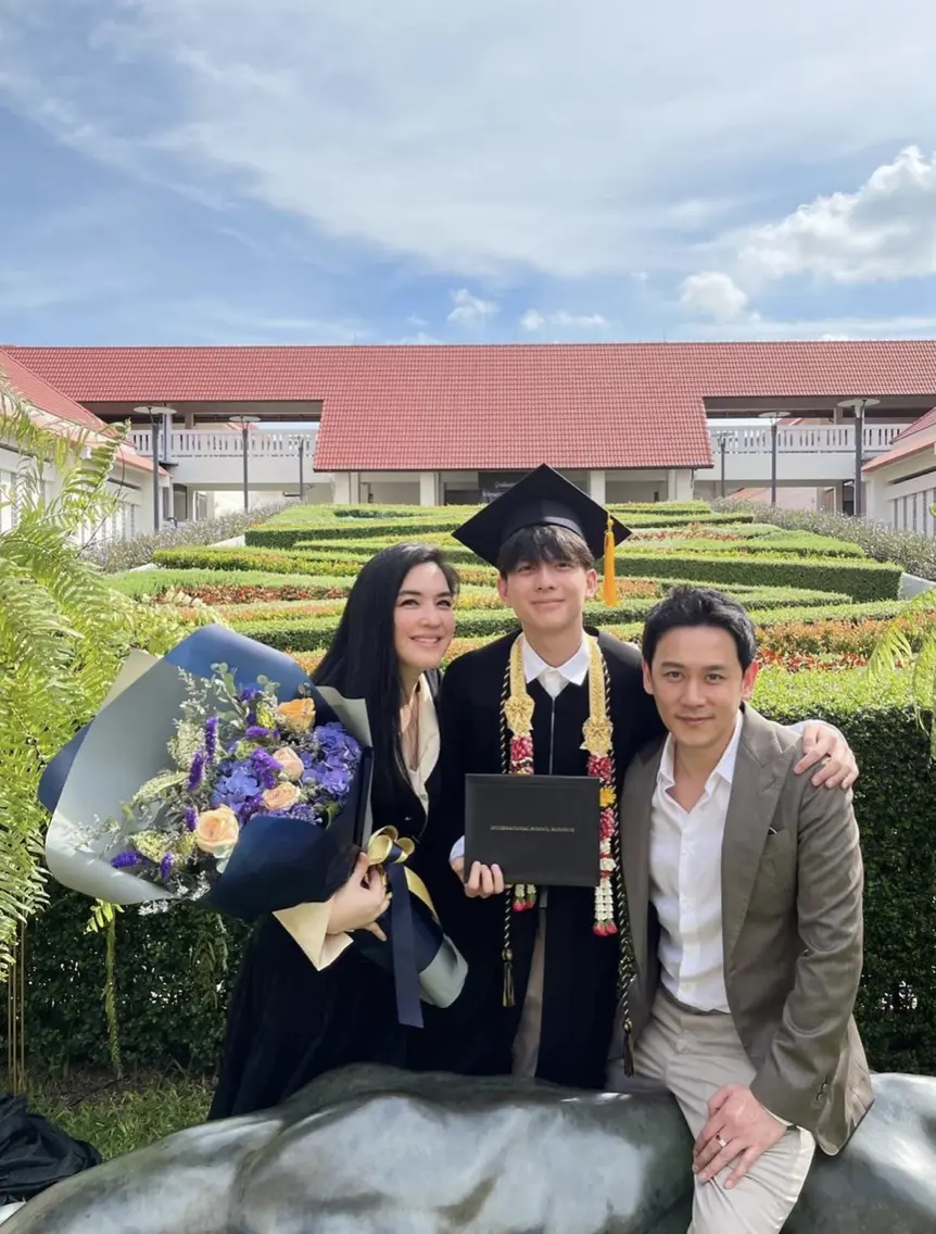 โบ ชญาดา และอดีตสามี ฟลุค เกริกพล ควงคู่ร่วมยินดีลูกชาย น้องอชิ จบการศึกษา