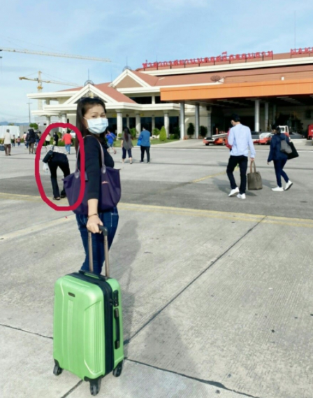 สาวขนหัวลุก ถ่ายรูปหน้าสนามบิน ติดคนปริศนา ยืนอยู่มีแต่ขา