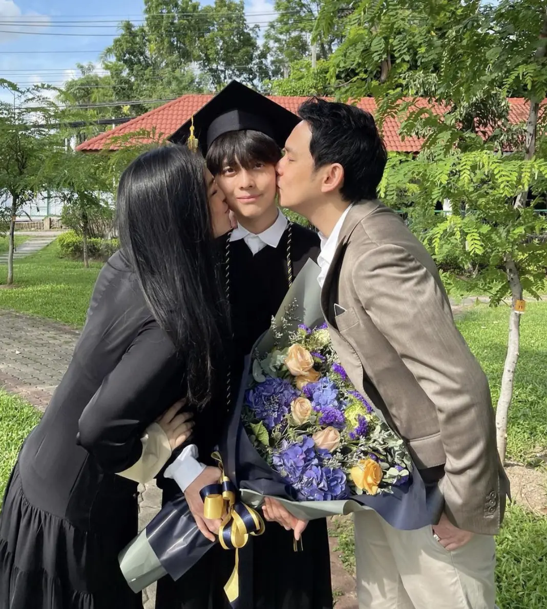 โบ ชญาดา และอดีตสามี ฟลุค เกริกพล ควงคู่ร่วมยินดีลูกชาย น้องอชิ จบการศึกษา