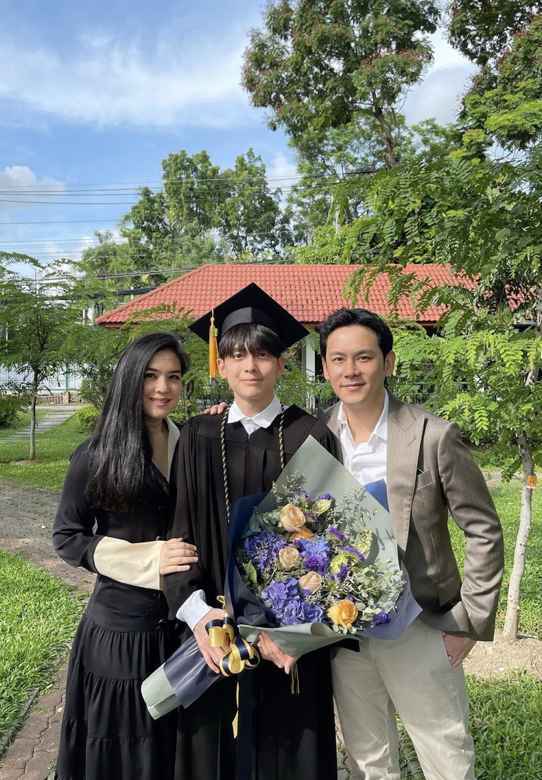 นาตาลี โผล่คอมเมนต์ หลัง น้องอชิ เรียนจบร่วมยินดีเห็นภาพ พ่อ-แม่-ลูก อบอุ่น