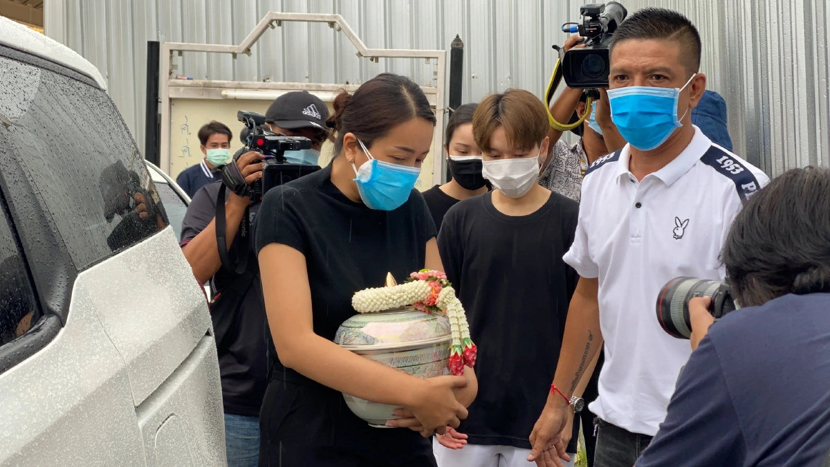 ไอซ์ ลูกสาวน้าค่อม สุดเจ็บปวด โพสต์ตัดพ้อหลังเอาอัฐิ พ่อกลับบ้าน