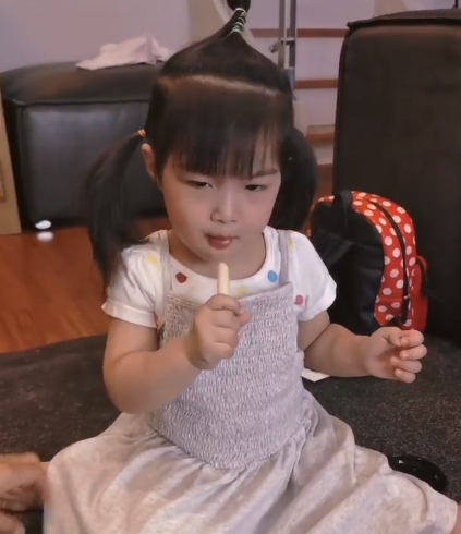 หนุ่ม ศรราม ทำหน้าที่พ่อดูแลลูกสาว น้องวีจิ เป็นอย่างดี