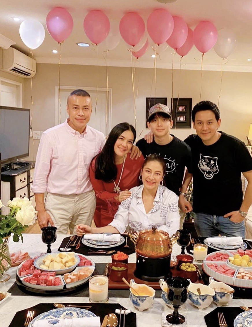 โบ ชญาดา และอดีตสามี ฟลุค เกริกพล ควงคู่ร่วมยินดีลูกชาย น้องอชิ จบการศึกษา