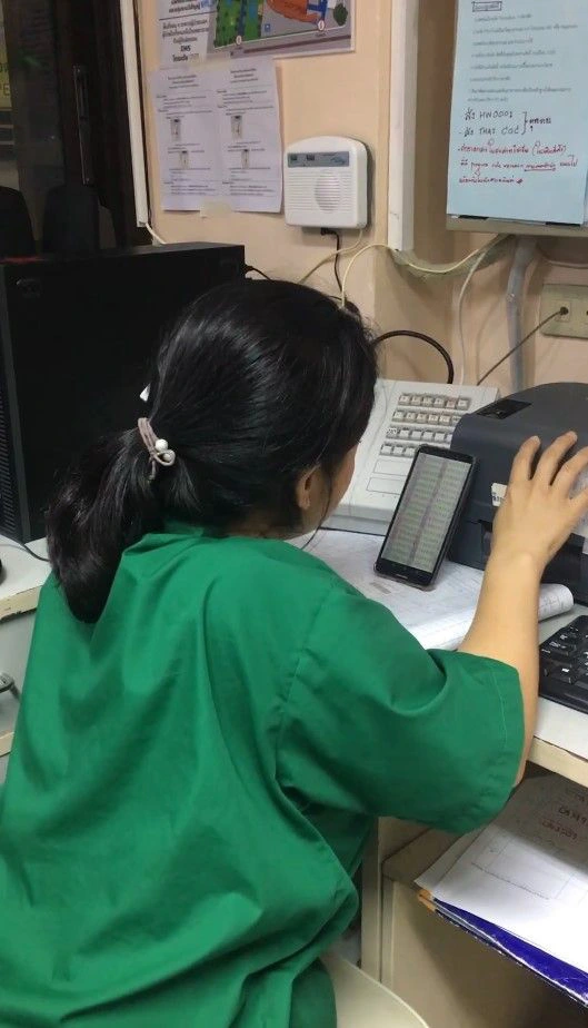 พยาบาลสุดทุ่ม ช่วยหาซื้อลอตเตอรี่ ให้ผู้ป่วยตามคำขอ ระหว่างรักษาโควิด