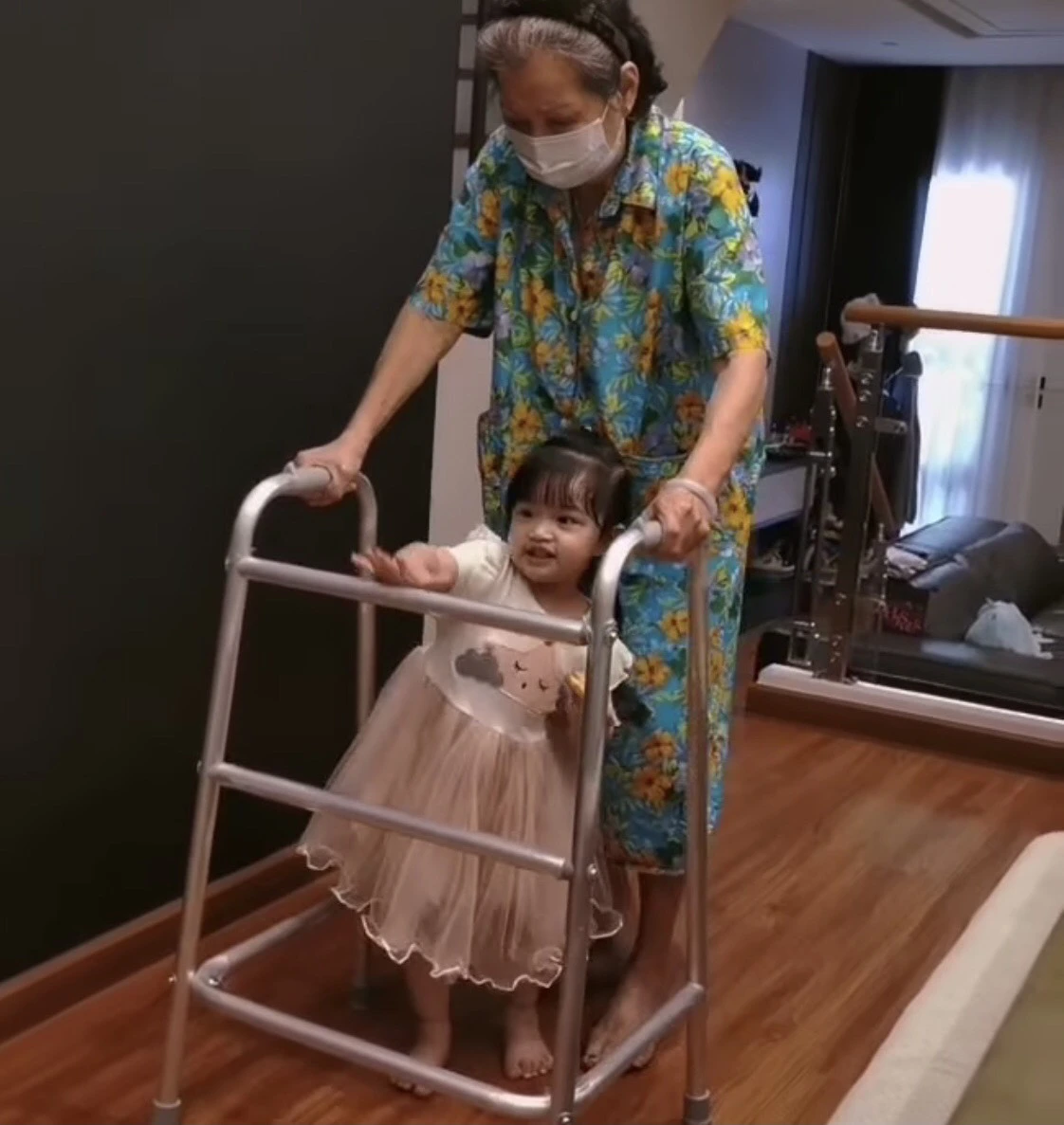 หนุ่ม ศรรามเผยคลิป น้องวีจิ ชวนคุณย่าเดินออกกำลังกาย สุดน่ารัก