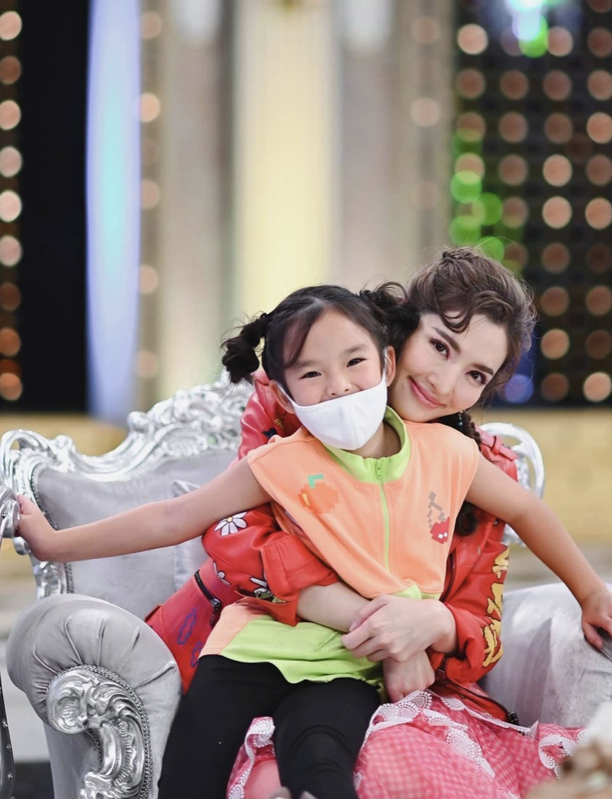 น้องปีใหม่ แอบเอาใจคุณแม่ แอฟ ทักษอร บอกหนูเป็นน้องสาวพี่แอฟ