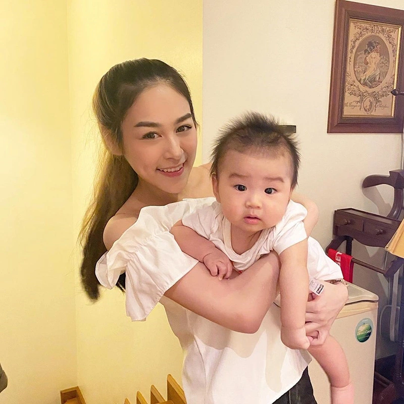 เปิดภาพ รถป้ายแดง ตั๊ก มยุรา เคยซื้อให้ลูกสาว น้ำตาล ณัชชา จนชาวเน็ตด่ายับ