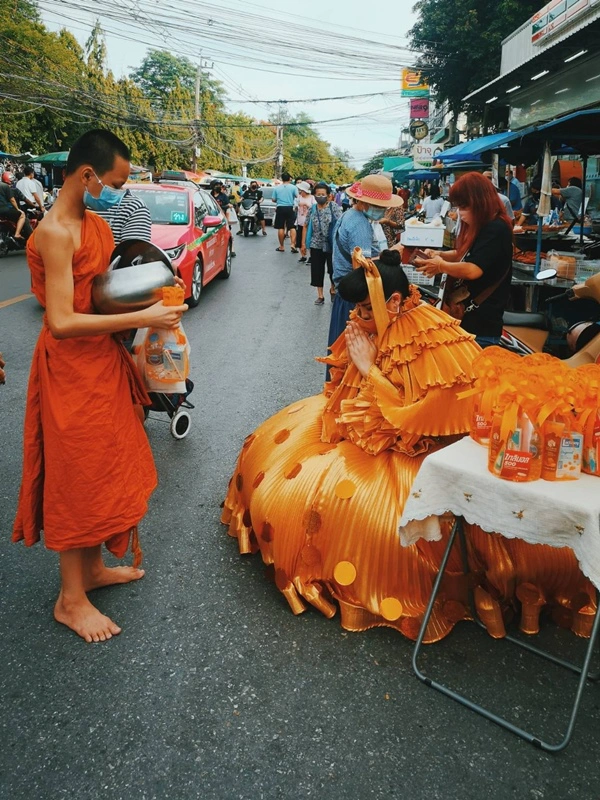 สุดครีเอท เปิดตำนานชุดทำบุญวันเกิดสุดอลังการ ปังตั้งแต่หัวจรดเท้า