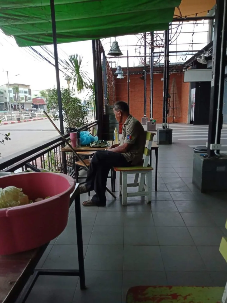 หนุ่มน้ำใจงาม ส่งคุณลุงไร้เงินแถมขาเจ็บ กลับบ้าน ก่อนได้ข้อคิดจำไปตลอด