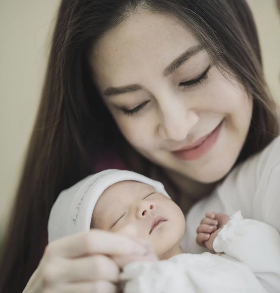 นาตาลี โผล่คอมเมนต์ หลัง น้องอชิ เรียนจบร่วมยินดีเห็นภาพ พ่อ-แม่-ลูก อบอุ่น