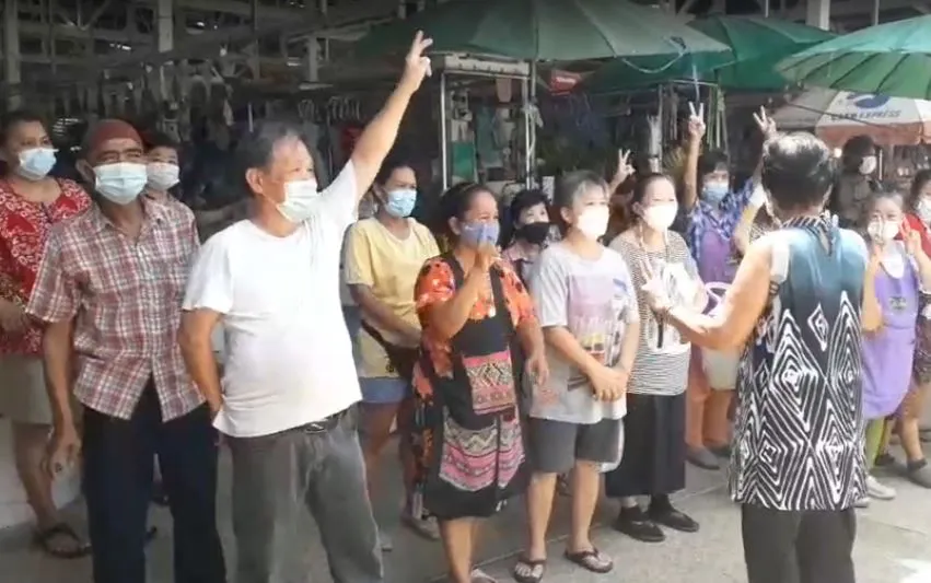 พ่อค้าเเม่ค้าตลาดธรรมโรจน์พินิจ ประท้วงกทม. โดนยกเลิกตรวจโควิดกะทันหัน