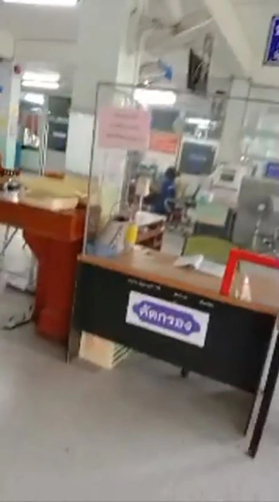 คดีพลิก หนุ่มเจ็บขามา รพ. รอเป็นชั่วโมง ไม่มีใครมาดูแล เดินไลฟ์สดด่าทั่ว