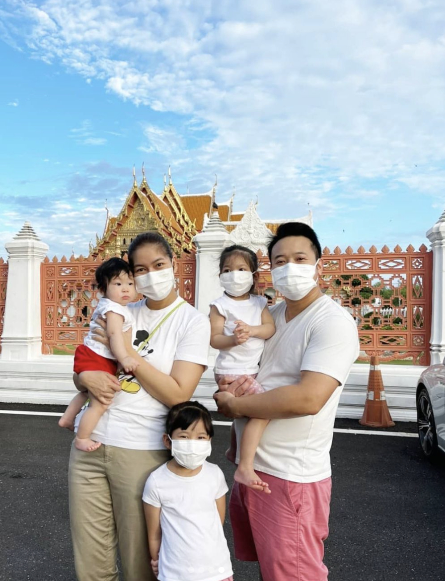 เบนซ์ พรชิตา พาครอบครัว ทำบุญใส่บาตรในวันเกิด พร้อมหน้าพร้อมตา
