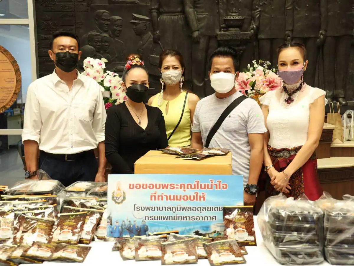 "ยิ่งยง-บัวผัน-พิมพ์จ๋า" นำกลุ่มศิลปินจิตจิรสาส่งอาหาร พร้อมให้กำลังใจ