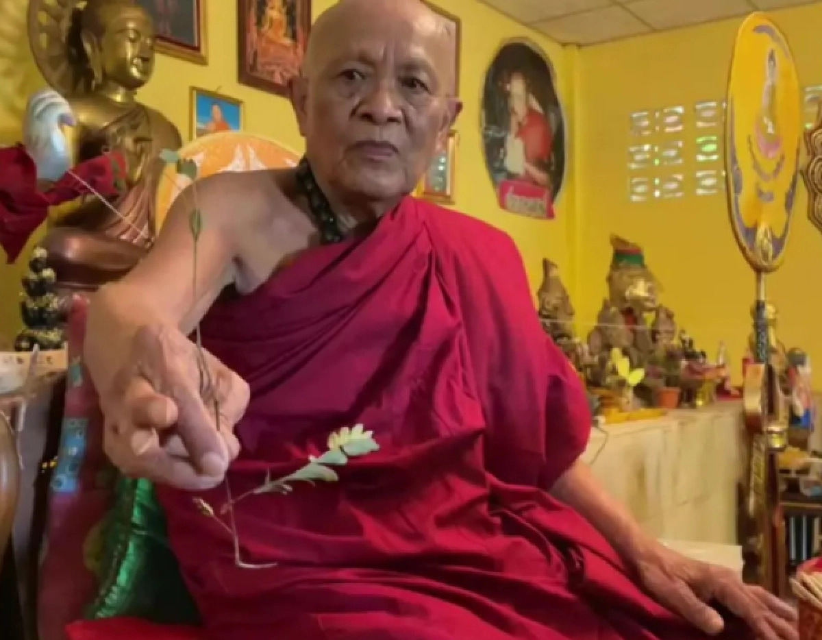 "หลวงพ่อไม้ท้าวนาคราช" ผู้เสกใบมะขามเป็นตัวต่อ เผยสืบทอดเคล็ดวิชา