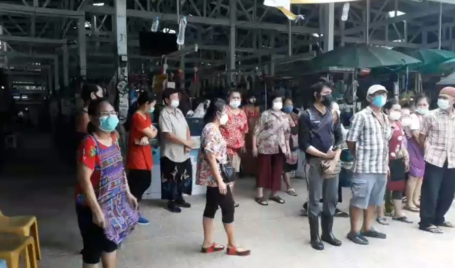 พ่อค้าเเม่ค้าตลาดธรรมโรจน์พินิจ ประท้วงกทม. โดนยกเลิกตรวจโควิดกะทันหัน