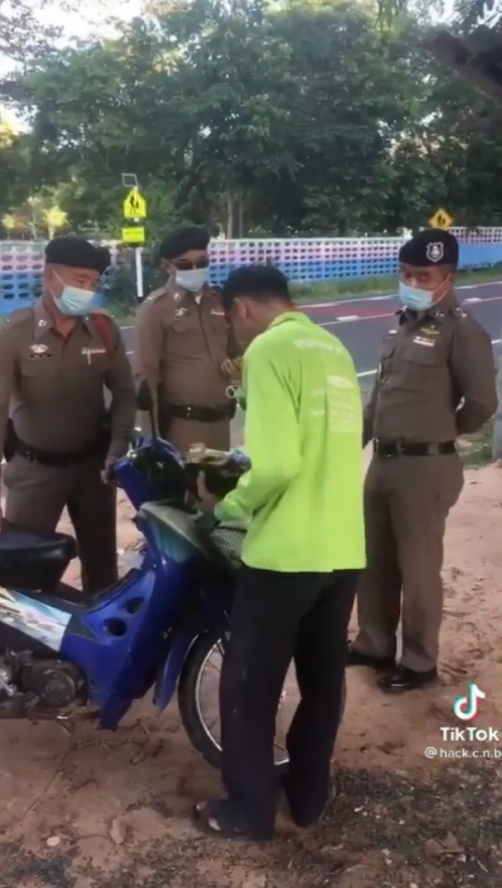 ยายของขึ้น ตำรวจบุกตรวจ มอเตอร์ไซค์คันเก่าถึงบ้าน ก่อนลั่นวาจาฟาดหน้าแรง