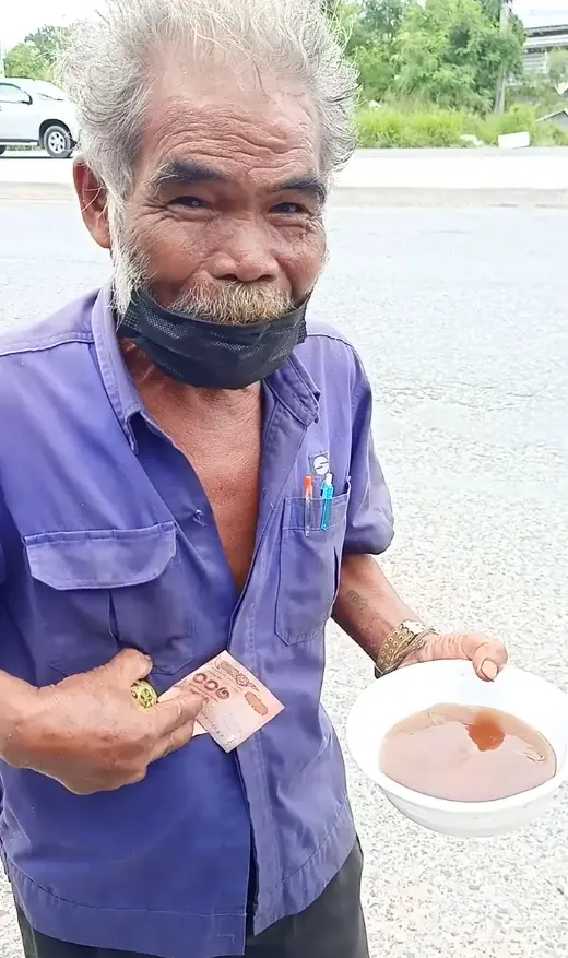 ช่วยเหลือคุณลุงข้างทาง