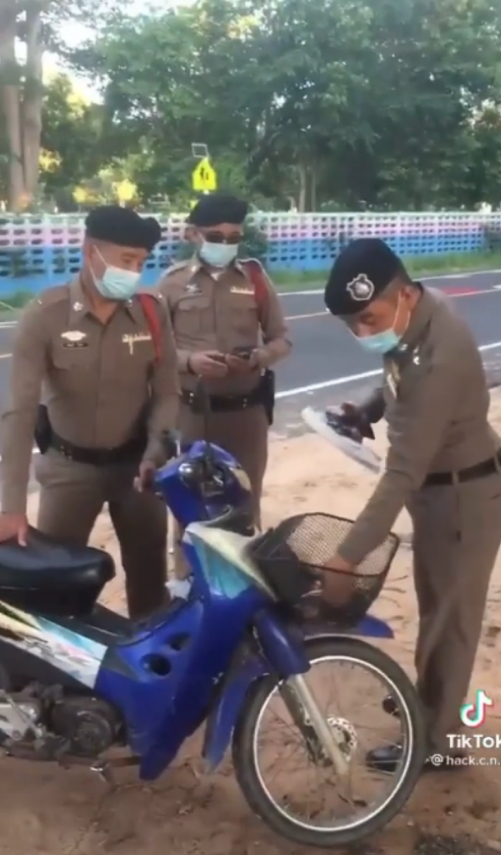 ยายของขึ้น ตำรวจบุกตรวจ มอเตอร์ไซค์คันเก่าถึงบ้าน ก่อนลั่นวาจาฟาดหน้าแรง