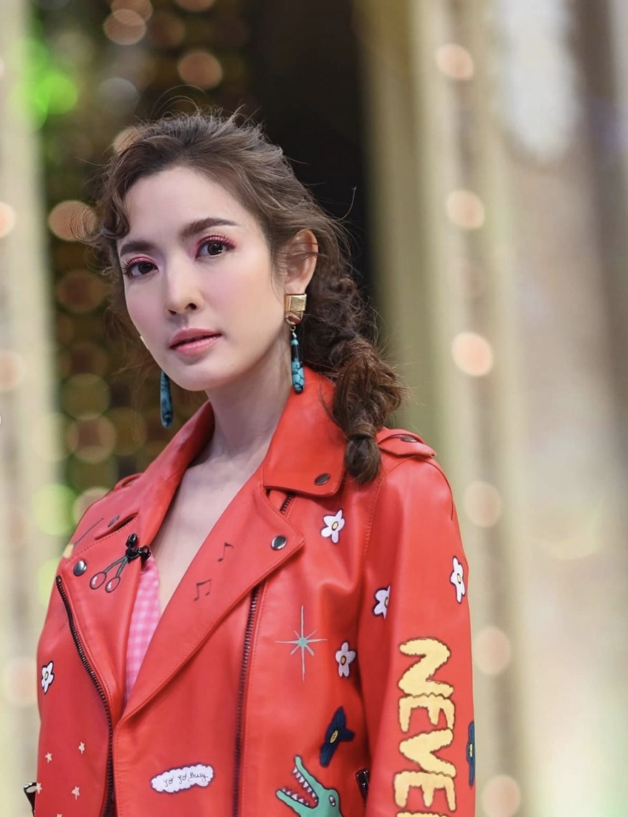 แอฟ ทักษอร อวดลุคใหม่เป็นสาวแว่น ในวัย 40 ปี สวยทำแฟนคลับใจละลาย