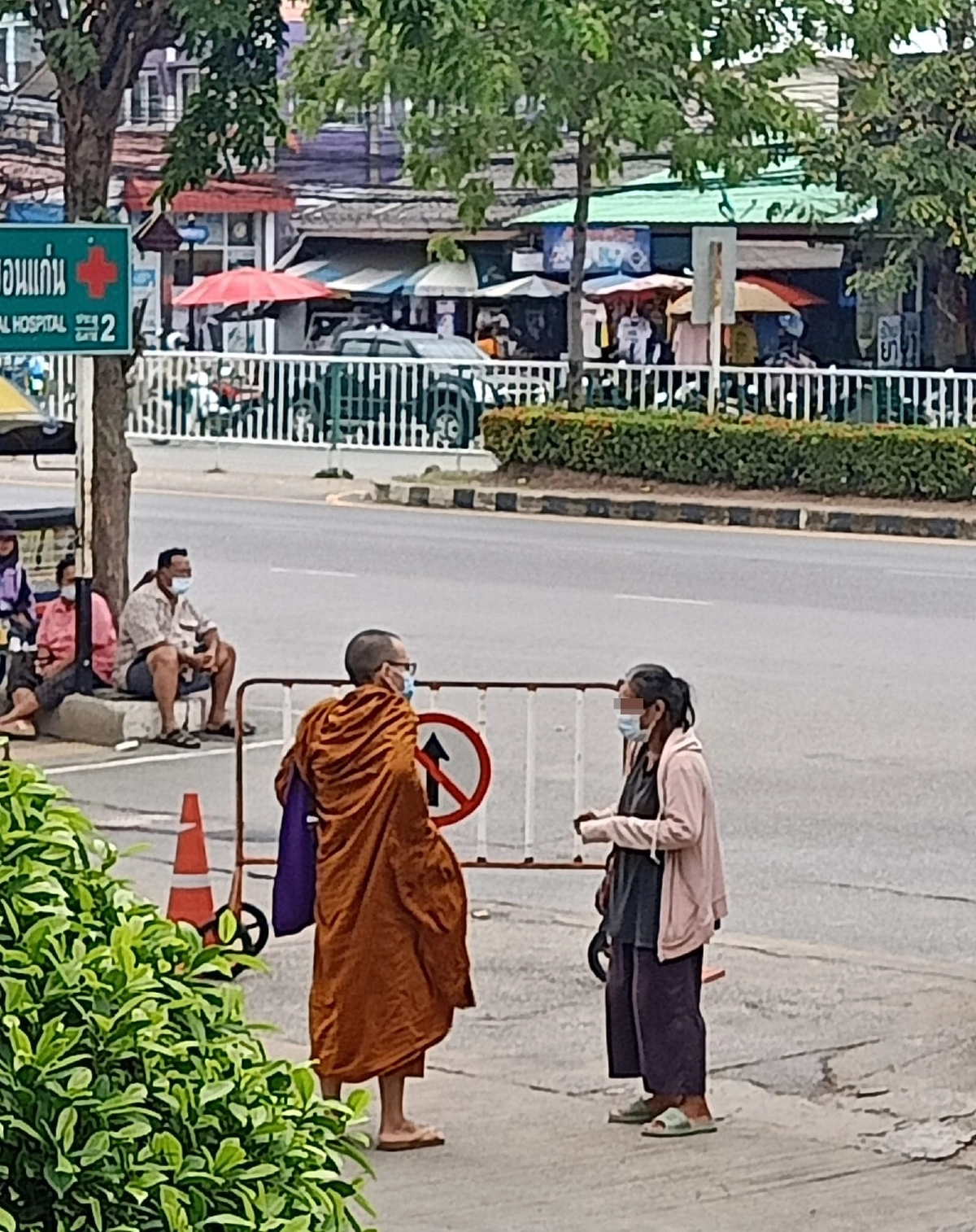 สาวผิดสังเกต คุณป้ายืนขอเงินสาวรายหนึ่ง ไม่พอยังเดินไปขอพระต่อ