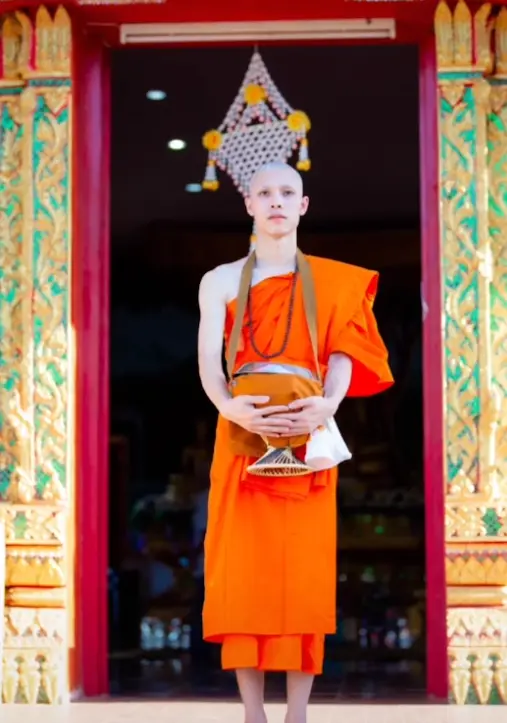 หนุ่มกลับมารับกระดูกแม่ ที่บ้านเก่า ก่อนบวช อุทิศบุญให้