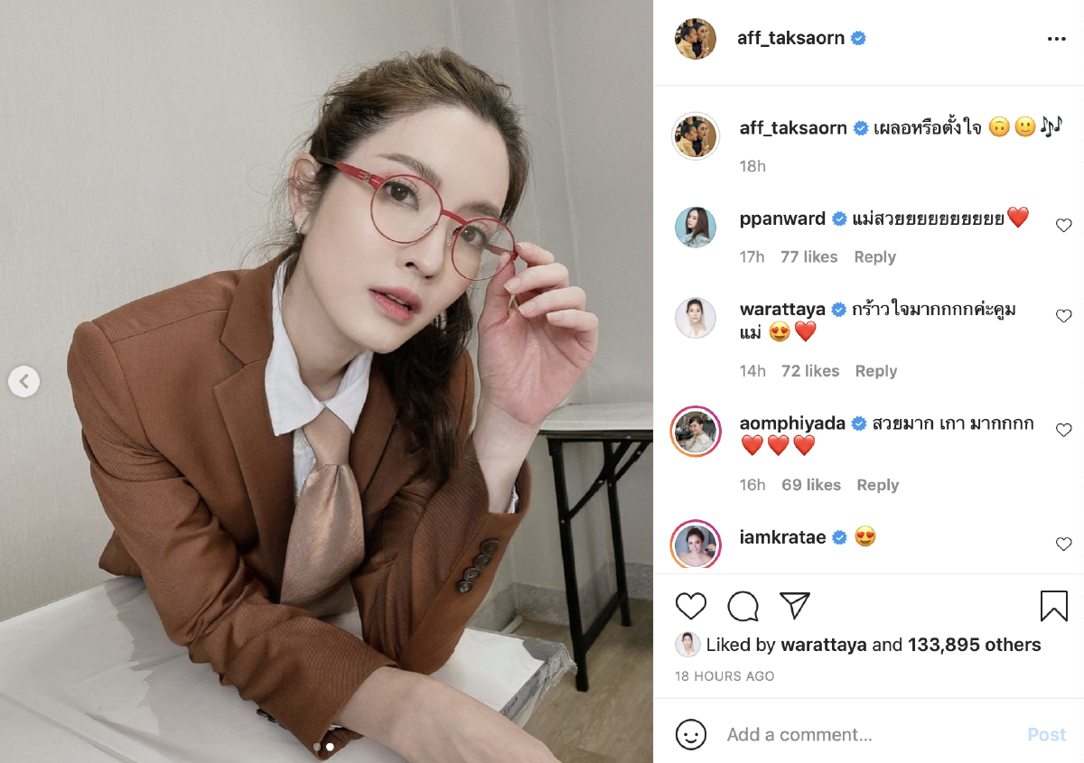 แอฟ ทักษอร อวดลุคใหม่เป็นสาวแว่น ในวัย 40 ปี สวยทำแฟนคลับใจละลาย
