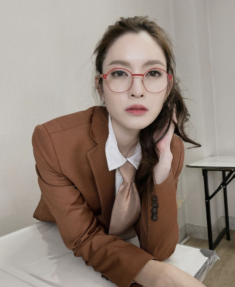 แอฟ ทักษอร อวดลุคใหม่เป็นสาวแว่น ในวัย 40 ปี สวยทำแฟนคลับใจละลาย