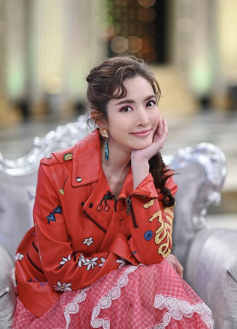 แอฟ ทักษอร อวดลุคใหม่เป็นสาวแว่น ในวัย 40 ปี สวยทำแฟนคลับใจละลาย