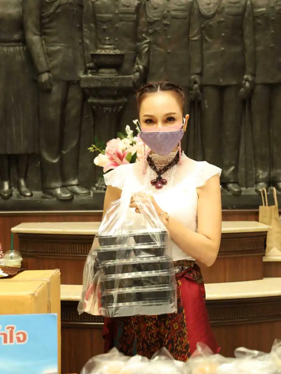 "ยิ่งยง-บัวผัน-พิมพ์จ๋า" นำกลุ่มศิลปินจิตจิรสาส่งอาหาร พร้อมให้กำลังใจ