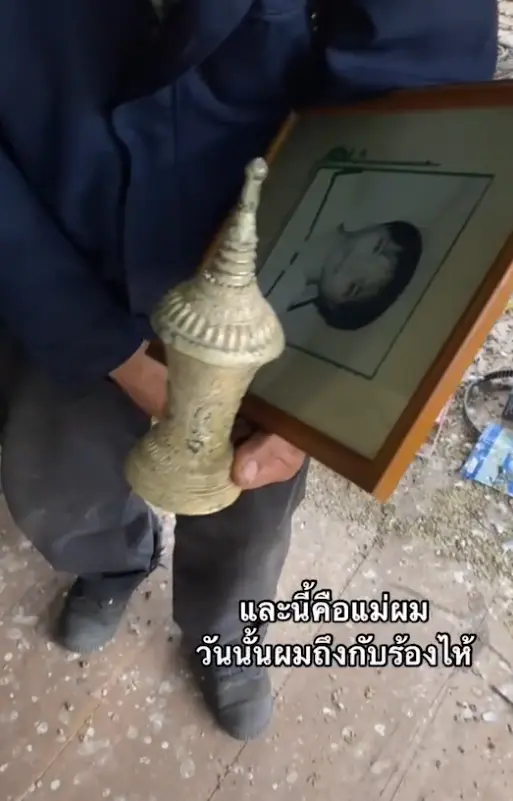 หนุ่มกลับมารับกระดูกแม่ ที่บ้านเก่า ก่อนบวช อุทิศบุญให้
