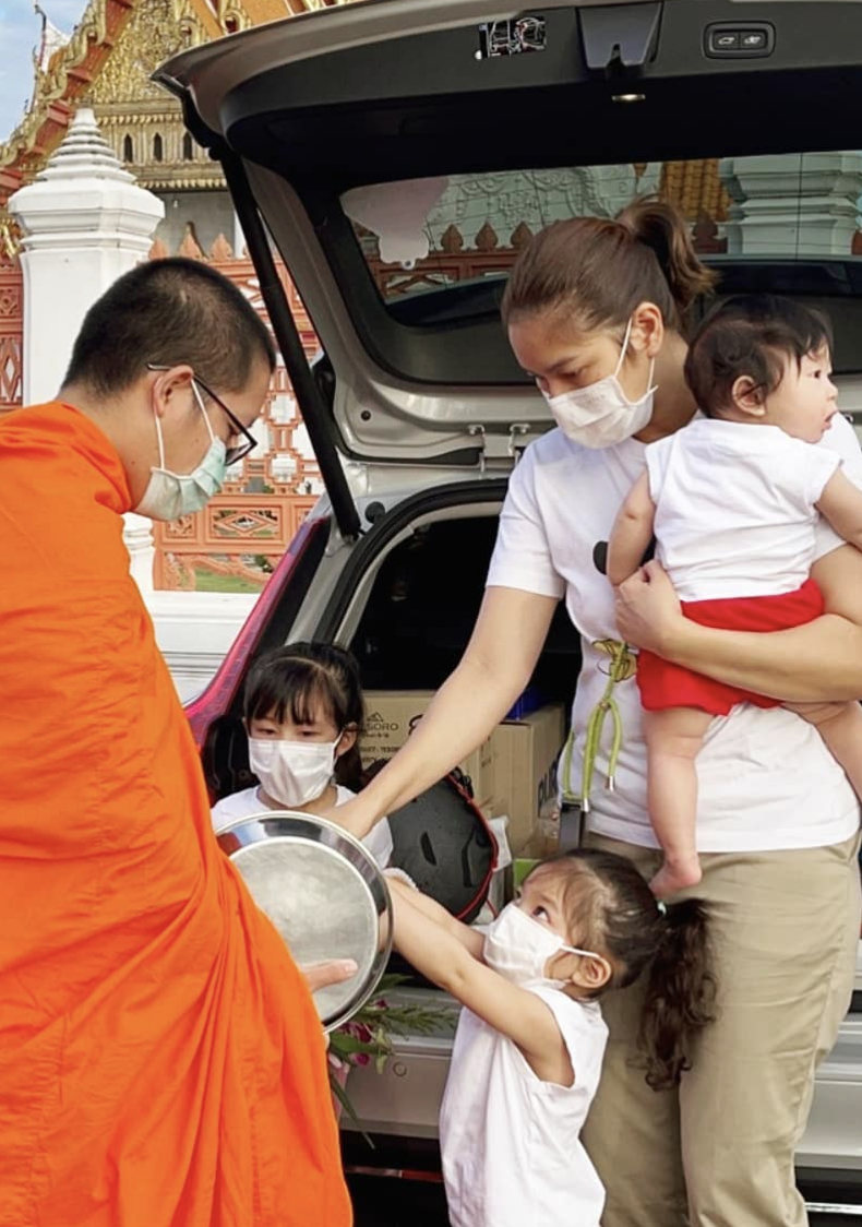 เบนซ์ พรชิตา พาครอบครัว ทำบุญใส่บาตรในวันเกิด พร้อมหน้าพร้อมตา