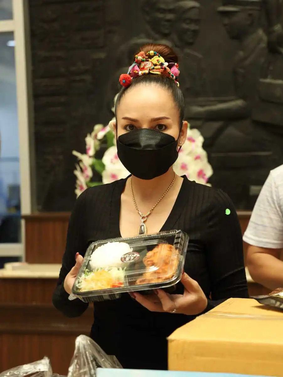 "ยิ่งยง-บัวผัน-พิมพ์จ๋า" นำกลุ่มศิลปินจิตจิรสาส่งอาหาร พร้อมให้กำลังใจ