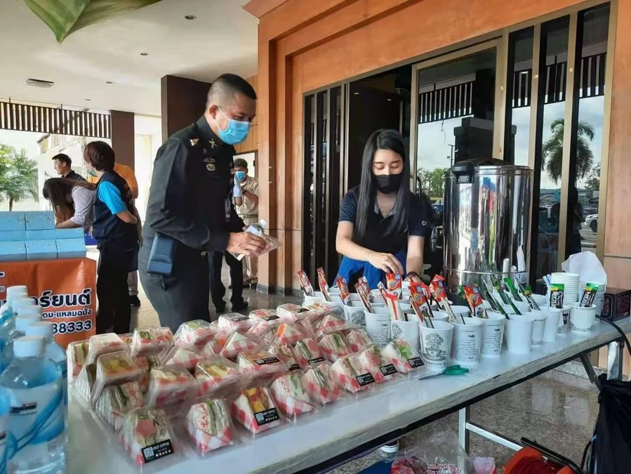 สื่อนอกตีแผ่ เรื่องราวชีวิตชาวไทย พลิกผันท่ามกลางวิกฤตโควิด-19 ระบาด