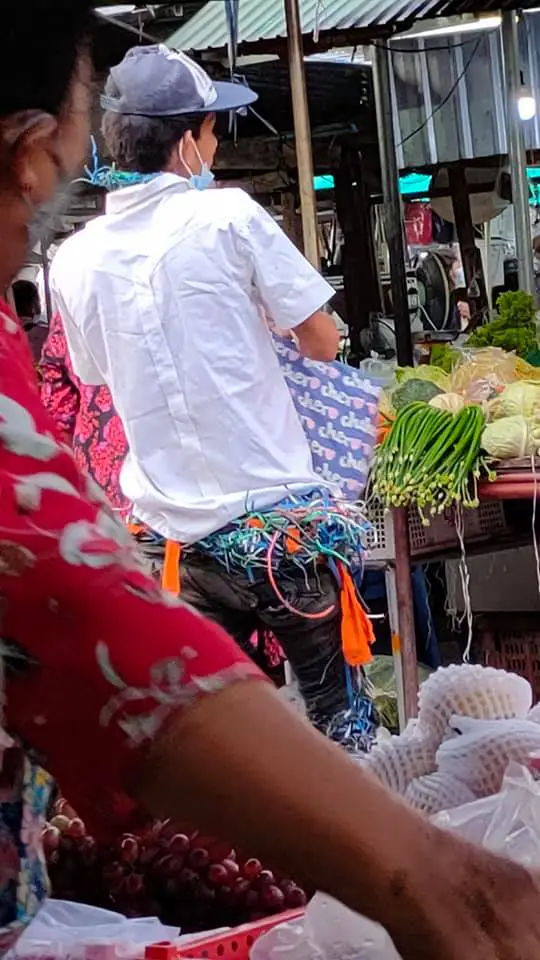 ชาวบ้านผวา ชายชุดขาวเปิดแมสก์บุกตลาดสด ใครไม่ทำตามใจ โดนด่ากราด