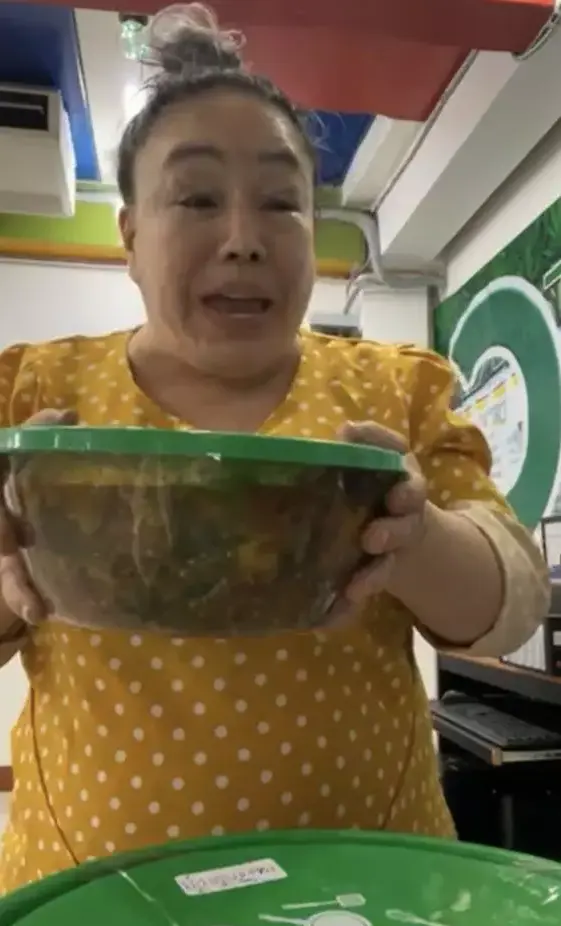 ลีน่าจัง ไลฟ์ขอบคุณ ณวัฒน์ ส่งของมาให้จนทานไม่ไหว