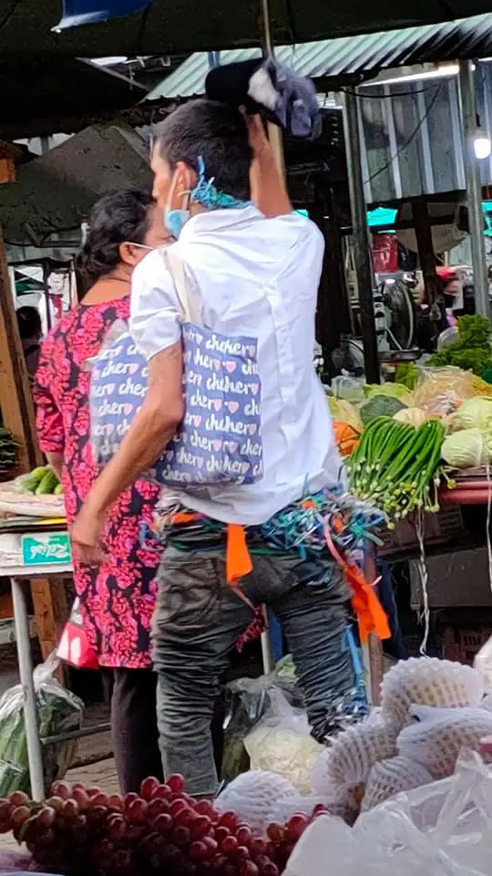 ชาวบ้านผวา ชายชุดขาวเปิดแมสก์บุกตลาดสด ใครไม่ทำตามใจ โดนด่ากราด
