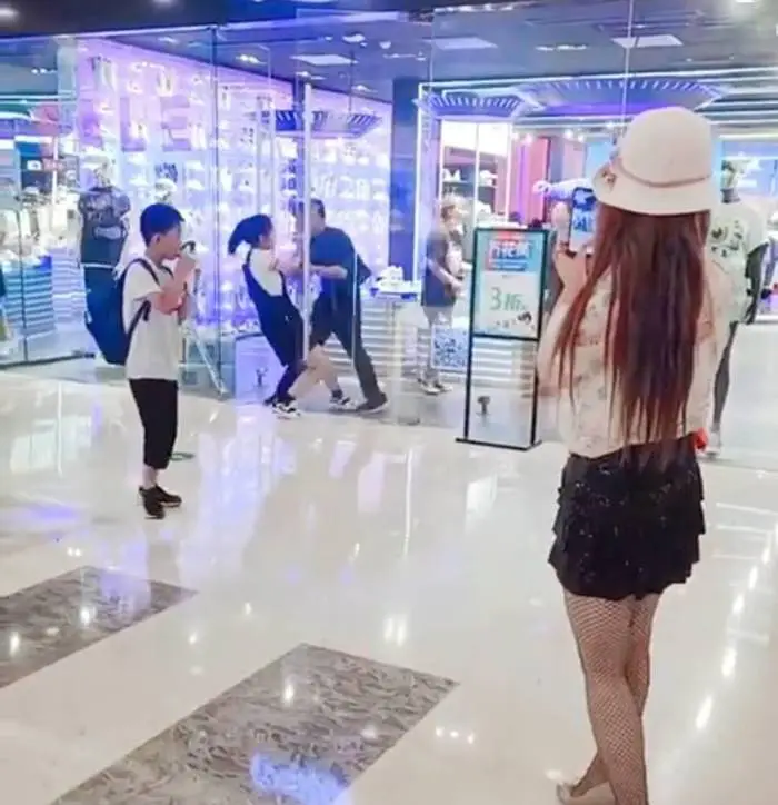 สาวจีนเดือดกลางห้าง  