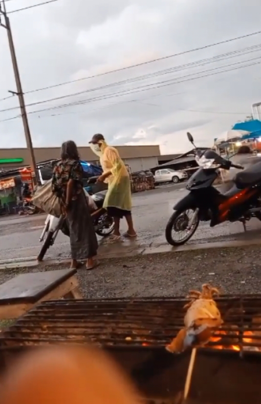 ลูกบังเกิดเกล้า พาแม่มาปล่อยตลาด ให้นั่งขอทาน ชาวบ้านเตือนก็ไม่ฟัง