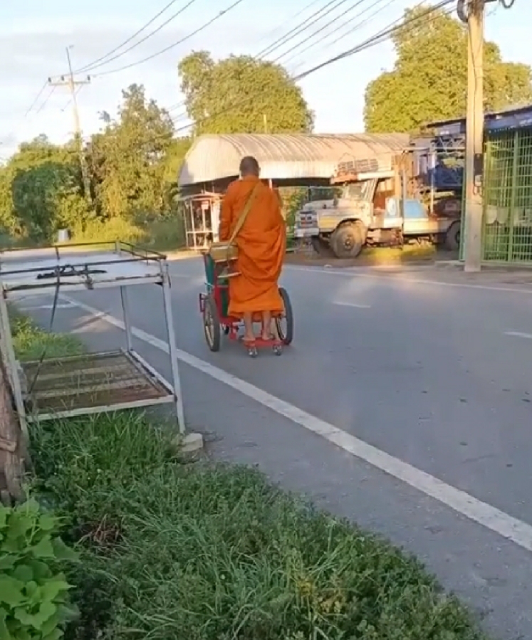 สำนักพุทธฯ อ่างทอง สั่งห้ามพระดัดแปลงรถเข็นเป็นรถไฟฟ้าใช้บิณฑบาต