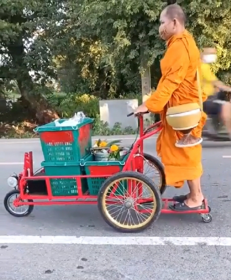สำนักพุทธฯ อ่างทอง สั่งห้ามพระดัดแปลงรถเข็นเป็นรถไฟฟ้าใช้บิณฑบาต