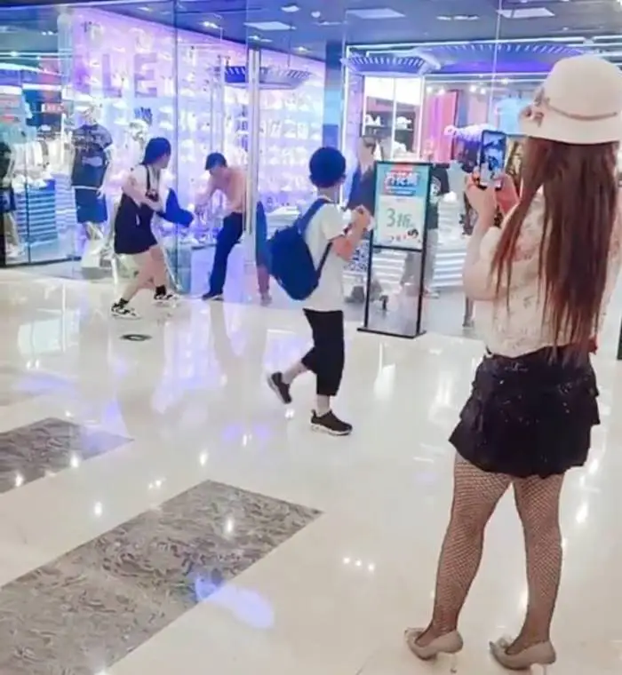 สาวจีนเดือดกลางห้าง  
