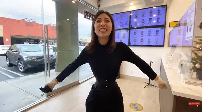  พนักงานสาวชาวเวียดนาม เอวคอด