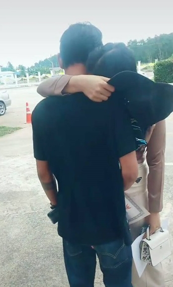 ภาคต่อ! คู่ผัว-เมียกอดกันหย่าหน้าอำเภอ ฝ่ายชายขับรถกลับบ้านทั้งน้ำตา